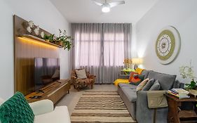 Espaçoso apartamento reformado em Copacabana